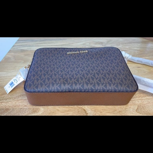 Brand new Michael Kors LG EW Crossbody Bag Brown - Picture 3 of 4